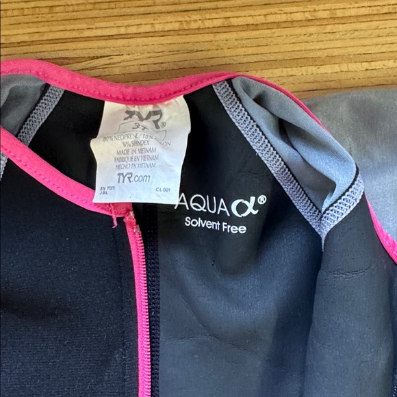 TYR Rashguard /Wetsuit - Picture 2 of 3